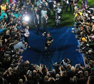 Richie McCaw shows off the Webb Ellis Cup to the crowd 23/10/2011