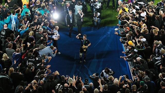 Richie McCaw shows off the Webb Ellis Cup to the crowd 23/10/2011